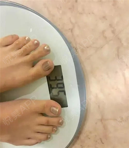 △ 体重秤上数值显示39.5kg,即79斤.